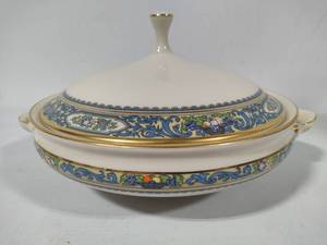 lot 13 image: Lenox Autumn Presidential Collection Round Covered Vegetable Dish