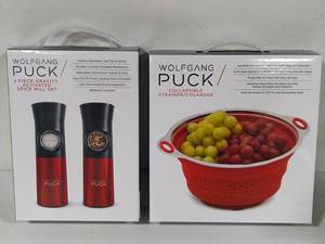 lot 27 image: Wolfgang Puck Spice Mill Set & Collapsible Strainer New in Box