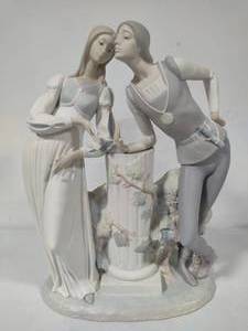 lot 51 image: Lladro Romeo & Juliet Porcelain Statue #4760