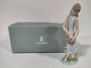 lot 55 image: Lladro Tulip Garden Porcelain Figurine (#7712) In Box