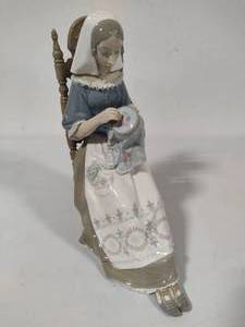lot 58 image: Lladro Embroiderer Porcelain Figurine (#4865)