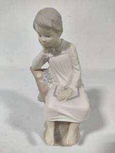 lot 60 image: Lladro Thinker, Little Boy Porcelain Figurine (#4876)