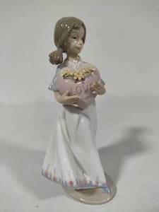 lot 66 image: Lladro European Love Porcelain Figurine (#6155)
