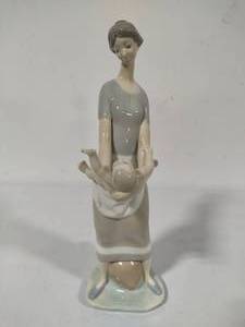 lot 68 image: Lladro Motherhood Porcelain Figurine (#4575)