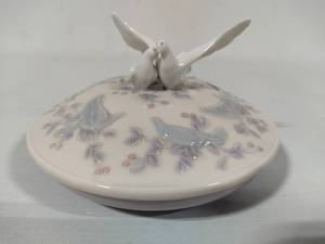 lot 70 image: Lladro The Encounter Trinket Dish wLid (#6391)