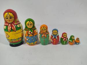 lot 148 image: Russian Folk Art Nesting Dolls
