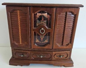 lot 64 image: Vintage 9 Drawer Jewelry Box