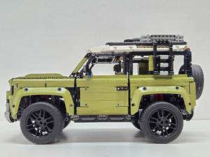 lot 178 image: LEGO Technics Land Rover Defender