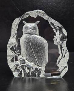 lot 224 image: Signed Mats Jonasson Crystal Sculpture wOwl - Made in Sweden