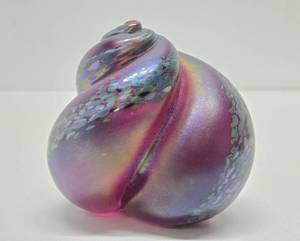 lot 225 image: Signed Iridescent Art Glass Snail Sculpture - Signed R. Mynatt