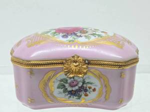 lot 277 image: Beautiful Antique Pink Floral Limoges Porcelain Hinged Box&nbsp