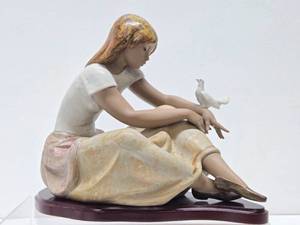 lot 278 image: Excellent LARGE Signed LLADRO Figurine - Watching the Dove