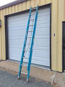 lot 384 image: WERNER Electro-Master Fiberglass 20 Extension Ladder