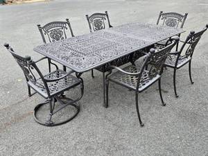 lot 389 image: Ornate 6-Chair Outdoor Patio Table Set&nbsp