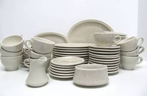 lot 246 image: Large Lot of Vintage RED WING Pottery Dinnerware&nbsp