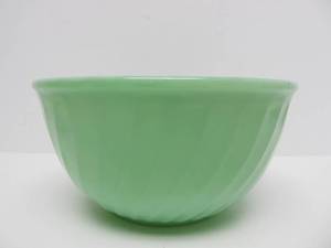 lot 270 image: Nice Larger 9 Fire King Jadeite Mixing Bowl
