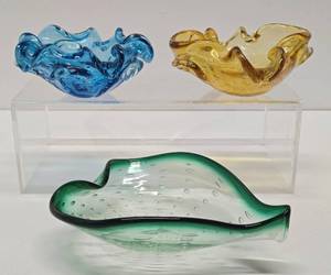 lot 343 image: Estate Collection of Colorful Vintage Glassware #3 - Heavy Controlled Bubble Ashtrays etc.