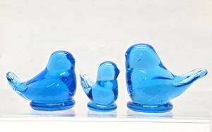 lot 345 image: Estate Collection of Colorful Vintage Glassware #5 - Bluebirds Made in Sweden - Signed