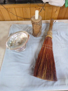 lot 60 image: Decorative Items