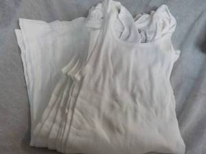 lot 95 image: 9 Hanes Undershirts size S...