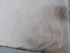 lot 137 image: Pink Pillowfort  Throw  48 x 56...