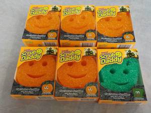 lot 140 image: 6 Scrub Daddy and Mommy Scrubbers...
