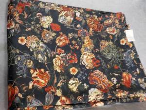 lot 192 image: Threshold Tablecloth size 60 x 84...