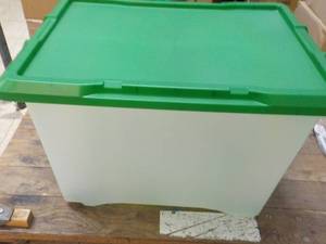 lot 200 image: 32 Gallon Tote and Cover with Wheel...