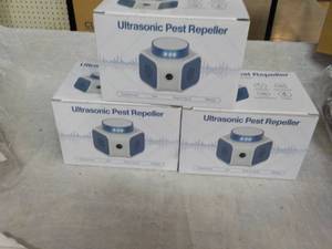 lot 256 image: 3 Ultrasonic Pest Repeller...