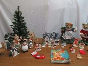 Christmas Lot 32 pcs Snowmans Illuminated musical Mr. &amp Mrs Christmas illuminated house village and more.