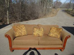 Traditional 90 Sofa with wooden frame and exposed legs with three pillows