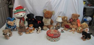 Lot of Teddy Bears & Teddy Bear Lamp. 1986 Santa Bear