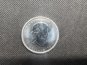 lot 45 image: 2011 BU Silver Canada Maple Leaf Coin - 1 Oz. of .9999 Silver