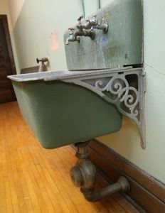lot 20 image: ANTIQUE CAST IRON WASH SINK
