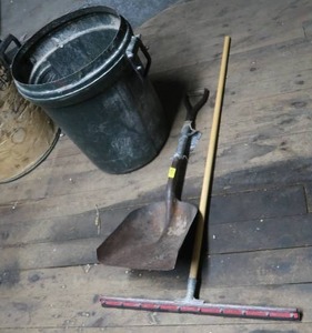 lot 29 image: SHOVEL, SQUIGEE, TRASH BIN