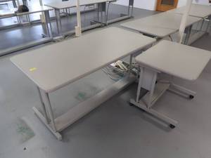 lot 31 image: 4 COMPUTER DESKS