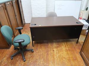 lot 60 image: DESK WITH 2 ROLLING CHAIRS AND CHRISTMAS DECOR AND WHITE BOARD