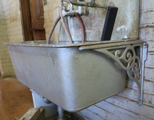 lot 65 image: ANTIQUE CAST IRON  WASH STATION  SINK