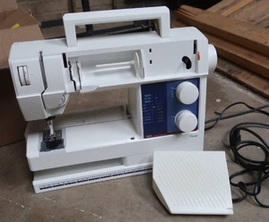 lot 73 image: DAISY 325 SEWING MACHINE