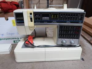 lot 81 image: VINTAGE SINGER 6268 ELECTRONIC SEWING MACHINE