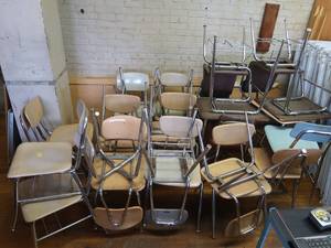 lot 93 image: 4 DESKS AND 20 CHAIRS