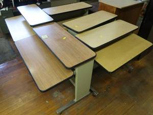 lot 99 image: 5 DESKS