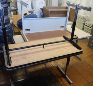 lot 104 image: 4 DESKS