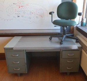 lot 154 image: METAL HEAVY DUTY DESK WITH COMPUTER CHAIR