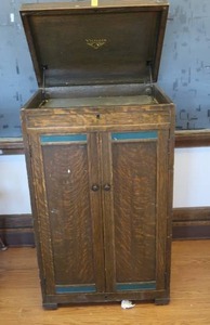 lot 166 image: ANTIQUE VICTROLA CABINET