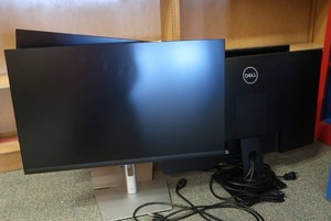 lot 198 image: 5 DELL MONITORS