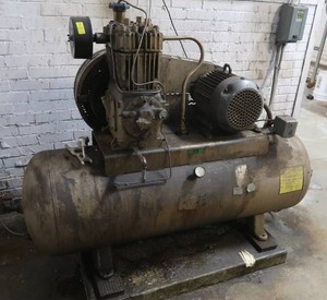 lot 7 image: INDUSTRIAL AIR COMPRESSOR QUINCY MODEL 325