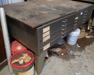 lot 245 image: METAL WORKBENCH WITH 5 BIG PULL OUT DRAWERS