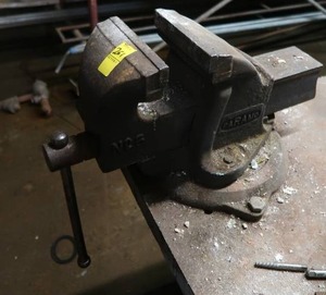 lot 261 image: ANTIQUE PARAMO WORKBENCH VICE