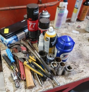 lot 270 image: RANDOM ASSORTMENT OF TOOLS AND DRILL BITS